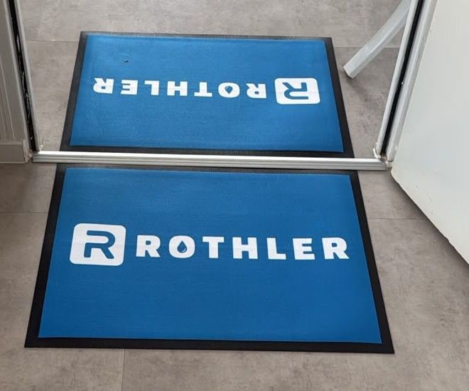 Fußmatten mit dem Logo der Eigenmarke ROTHLER am Eingang unseres Büros in Jüchen